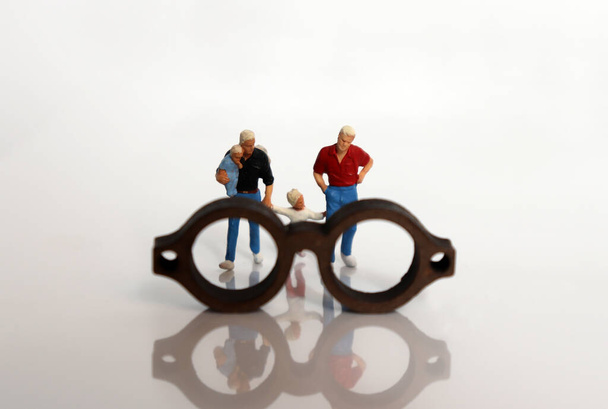 Gente en miniatura y gafas en miniatura. La visión discriminatoria de las familias de parejas del mismo sexo
. - Foto, Imagen