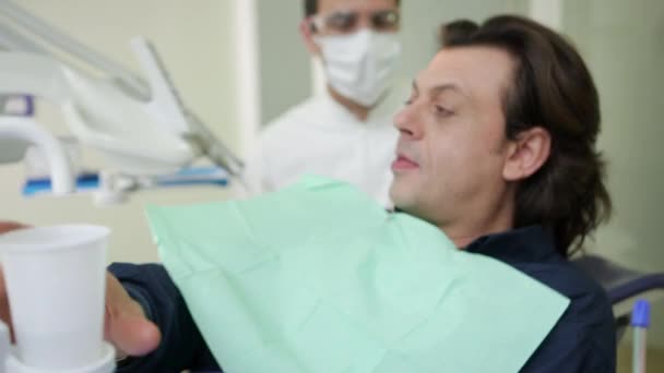 ιατρός που εργάζεται ως οδοντίατρος - Πλάνα, βίντεο