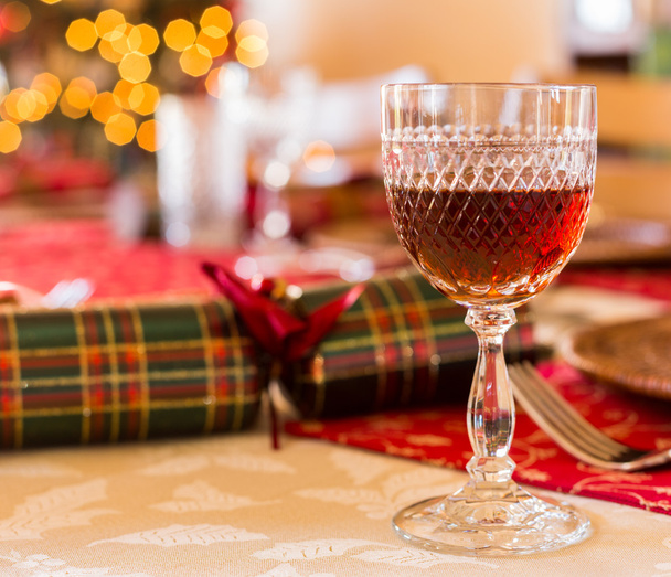 Ελληνικά Χριστουγεννιάτικο τραπέζι με ποτήρι σέρρυ - Φωτογραφία, εικόνα