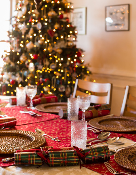Ελληνικά Χριστουγεννιάτικο τραπέζι με κροτίδες - Φωτογραφία, εικόνα