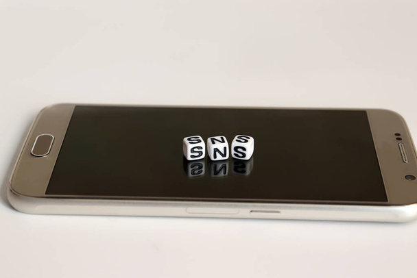 'SNS' Text White Cube auf dem Smartphone.  - Foto, Bild