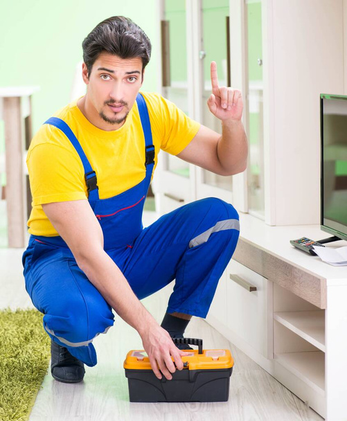 Hombre servicio profesional reparación de tv en casa - Foto, imagen