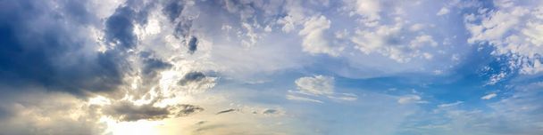 Панорама блакитного неба з грозовою хмарою в похмурий день. Красиве панорамне зображення на 180 градусів
. - Фото, зображення