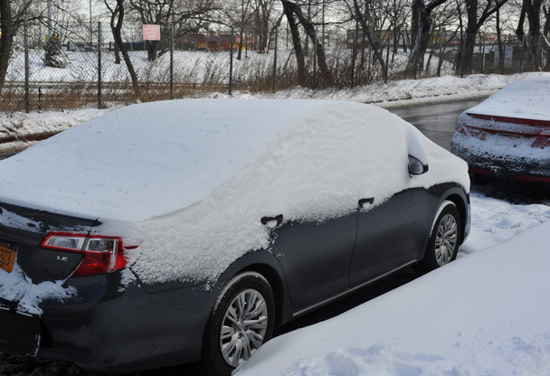 Carro sob neve profunda
 - Foto, Imagem