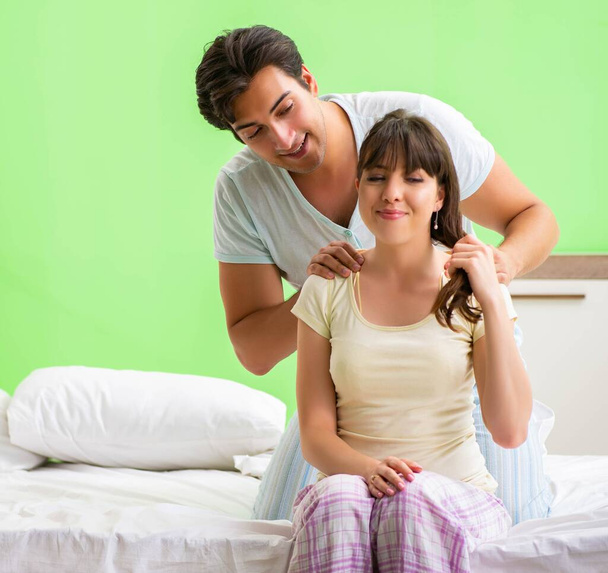 Uomo fare massaggio a sua moglie in camera da letto - Foto, immagini