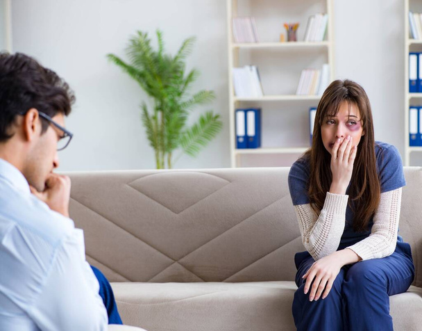 Psicólogo mulher aconselhamento espancado pelo marido - Foto, Imagem