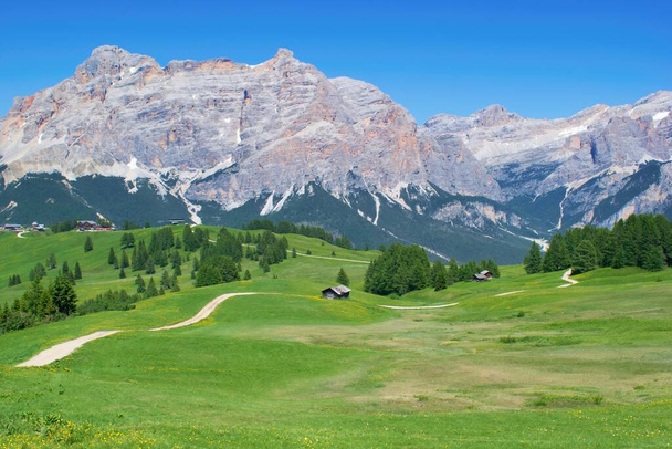 Piękne letnie krajobrazy górskie ze szlakiem turystycznym. Corvara in Badia, Dolomity Włochy - Zdjęcie, obraz