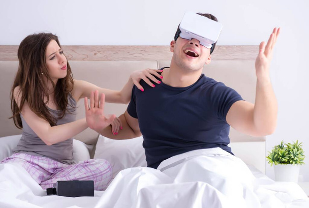 Esposa y marido con gafas de realidad virtual en la cama - Foto, Imagen