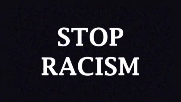 4K. Glitch screensaver met tekst STOP RACISM voor nieuws op tv. Protest tegen racisme. - Video