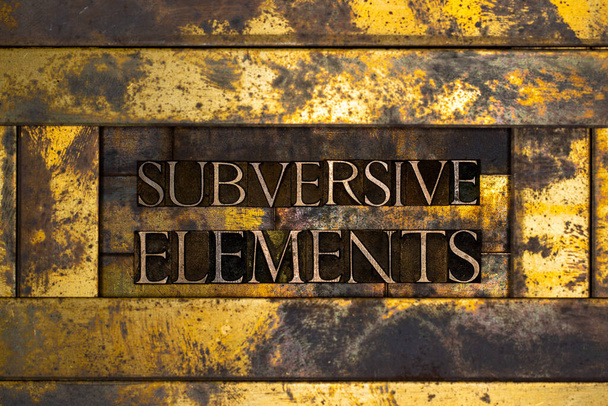 Foto de letras tipográficas auténticas reales que forman el texto de los elementos subversivos en el fondo de cobre y oro grunge plateado texturizado vintage
 - Foto, imagen