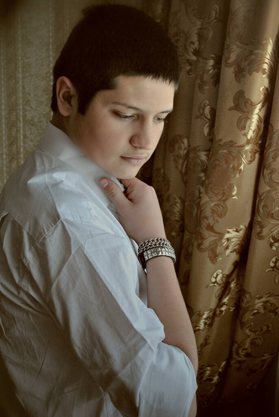 Życie nastolatka, bogactwo i doświadczenia młodego faceta, portret młodego mężczyzny w stylowej koszuli - Zdjęcie, obraz