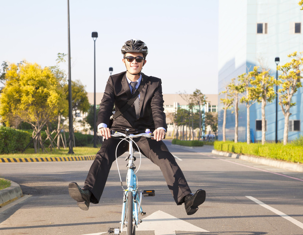 podnikatel jedoucí na kole do úřadu pro ekologické - Fotografie, Obrázek