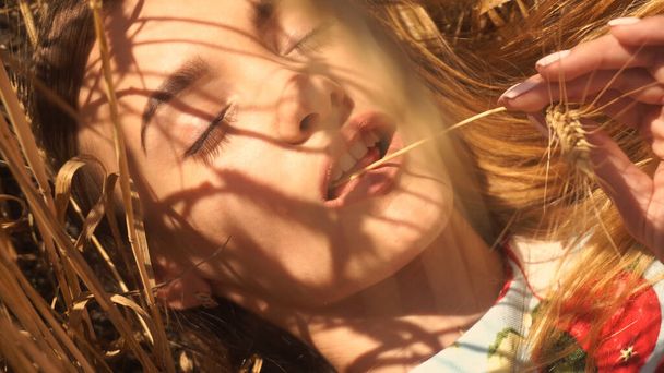 zblízka portrét okouzlující dívka leží v poli pšenice - Fotografie, Obrázek