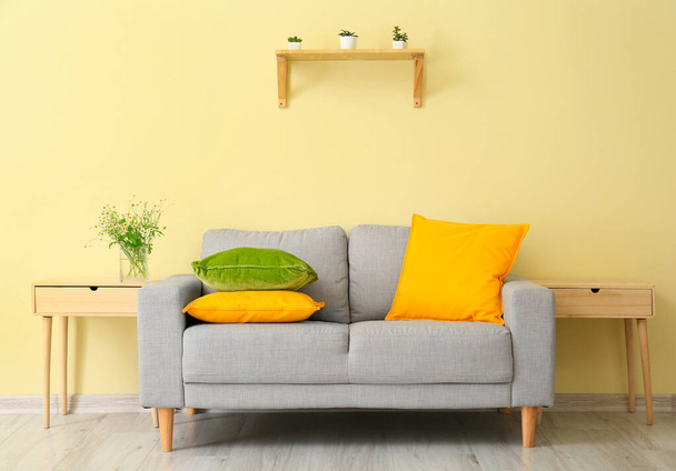 Modern oturma odası rahat kanepe ile iç - Fotoğraf, Görsel