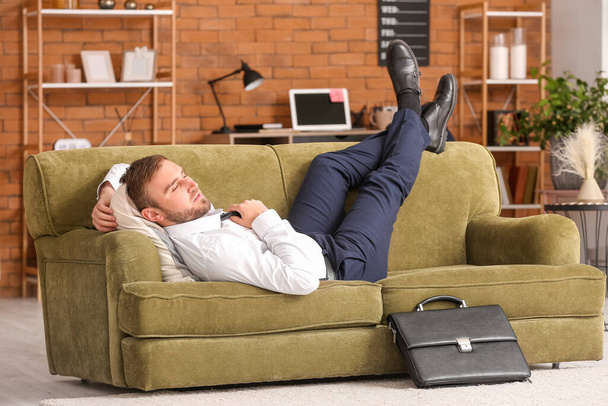Joven empresario descansando en casa después de un largo día de trabajo
 - Foto, imagen