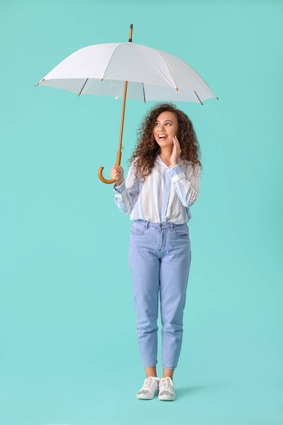 Красивая молодая женщина с зонтиком на цветном фоне
 - Фото, изображение