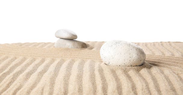 Πέτρες στην άμμο με γραμμές σε λευκό φόντο. Έννοια Zen - Φωτογραφία, εικόνα