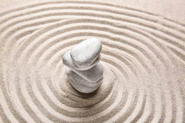 Piedras sobre arena con líneas. Concepto zen
 - Foto, Imagen