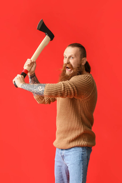 Handsome lumberjack on color background - Foto, afbeelding