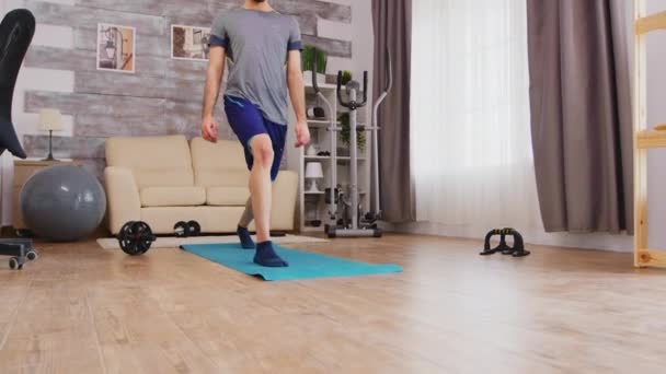 Lunges home workout - Materiał filmowy, wideo