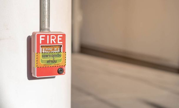 L'interruttore rosso di allarme antincendio sul muro bianco in tutto l'area pubblica per la sicurezza prima e avviso quando l'incendio essere
.  - Foto, immagini