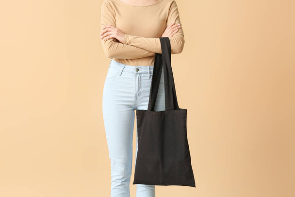 Young woman with eco bag on color background - Fotoğraf, Görsel