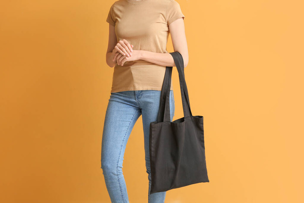 Young woman with eco bag on color background - Φωτογραφία, εικόνα