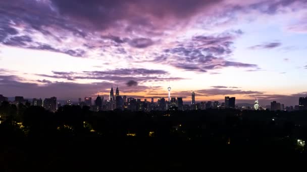 Όμορφη θέα από Changkat Tunku, Κουάλα Λουμπούρ, κτίρια και ορόσημο των πρωτευουσών της Κουάλα Λουμπούρ με πρωινό τοπίο ανατολή του ηλίου, time lapse βίντεο κίνησης. - Πλάνα, βίντεο