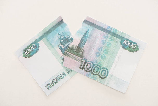 KYIV, UKRAINE - 2020年3月25日:白で隔絶されたロシアのルーブル紙幣のトップビュー  - 写真・画像