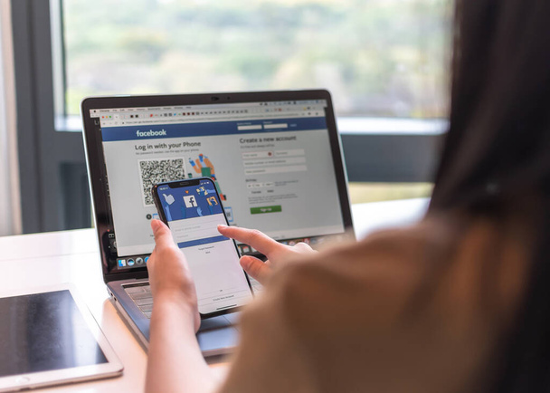 BANGKOK, THAILAND-helmikuu 26, 2019: Facebook sosiaalisen median sovelluskuvakkeen kirjautumissivu iphone X matkapuhelimella älypuhelimella ja tietokoneen kannettavalla tietokoneella käyttäjälle FB live-yleinen viestintäverkko. - Valokuva, kuva