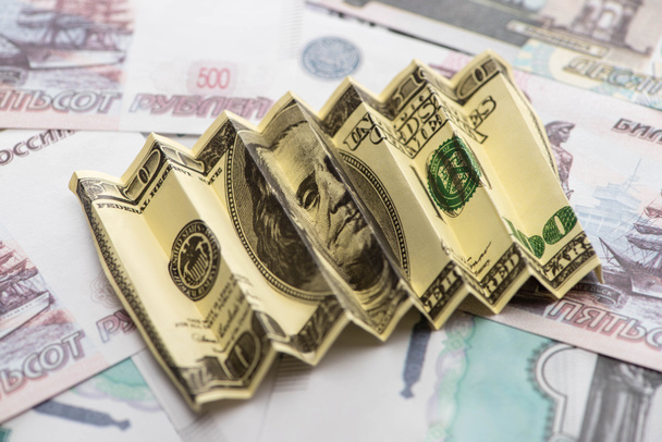 focalisation sélective du billet en dollar américain froissé sur les roubles russes
  - Photo, image