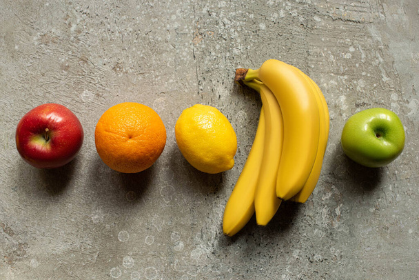 vista superior de sabrosas frutas de colores en la superficie de hormigón gris
 - Foto, Imagen