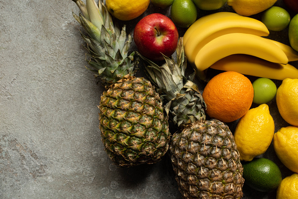 vista superior de frutas frescas de colores en la superficie de hormigón gris
 - Foto, imagen