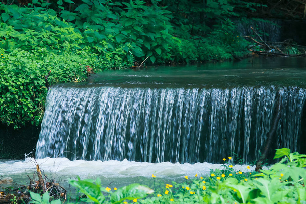 Небольшой водопад на реке Пелеш возле замка Пелеш в Синайе, Румыния
. - Фото, изображение