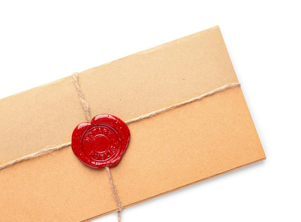Envelop met waszegel van notaris op witte achtergrond - Foto, afbeelding