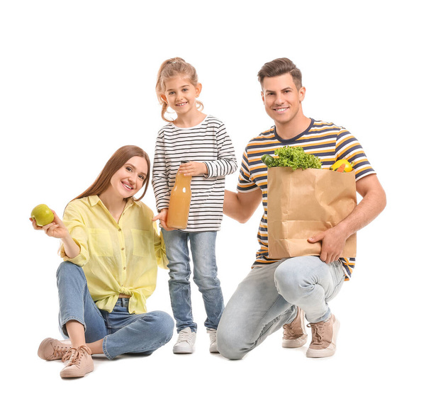 Familie mit Essen in Tüte auf weißem Hintergrund - Foto, Bild