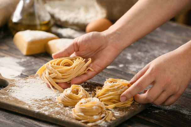 Nainen valmistelee pastaa keittiössä, lähikuva - Valokuva, kuva