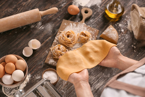 Vrouw bereidt pasta in de keuken, close-up - Foto, afbeelding