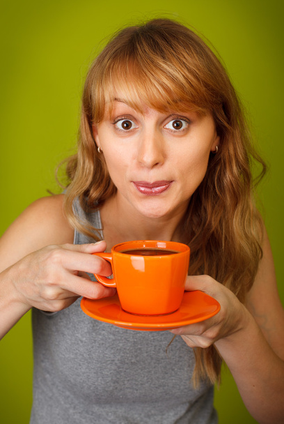 Красивая женщина с чашкой кофе
 - Фото, изображение