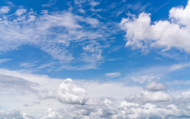 Valkoisia pörröisiä pilviä sinisellä taivaalla. Pehmeä kosketus tuntuu puuvillalta. Valkoinen pöhöttynyt pilvet viitta tilaa tekstiä. Kauneus luonnossa. Lähikuva valkoinen cumulus pilvet tekstuuri tausta. Taivas aurinkoisena päivänä. - Valokuva, kuva