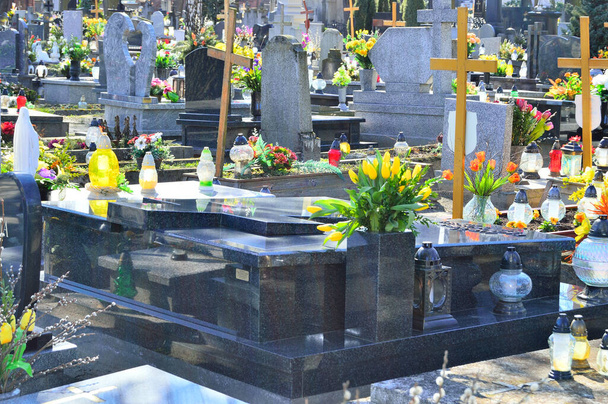 Tombes et fleurs au cimetière catholique. - Photo, image