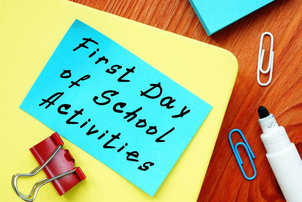 Eerste Dag van School Activiteiten ondertekenen op het stuk papier. - Foto, afbeelding
