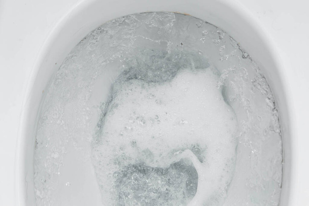 Vista superior, água no vaso sanitário close-up
. - Foto, Imagem