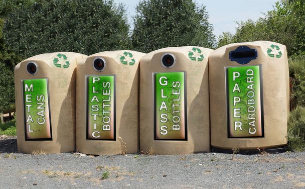 Poubelles de recyclage à usage public en milieu rural
                               - Photo, image