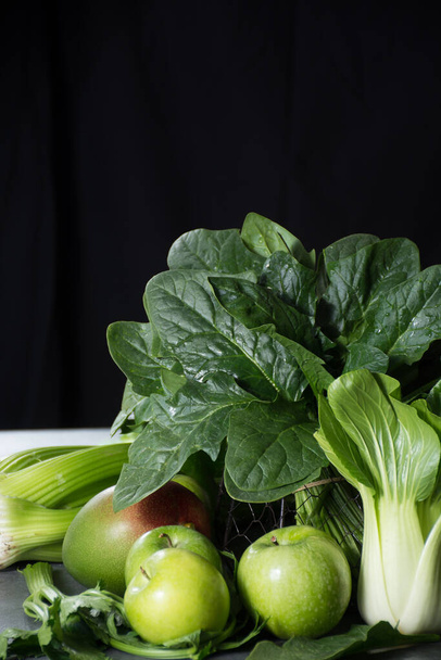Свіжі зелені овочі та фрукти, інгредієнти для дієтичного здорового детоксикаційного зеленого смузі або салату
 - Фото, зображення