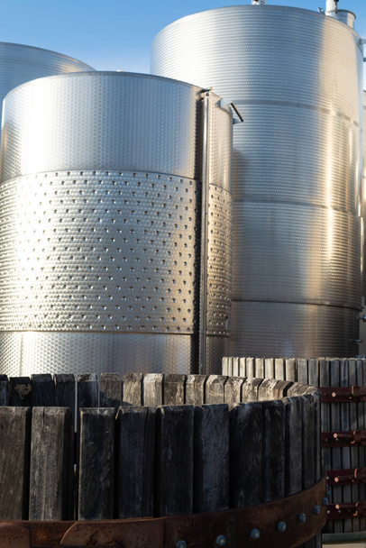 Fábrica moderna de produção de vinho bio na Itália, tanques de aço inox usados para fermentação de uvas de vinho
 - Foto, Imagem