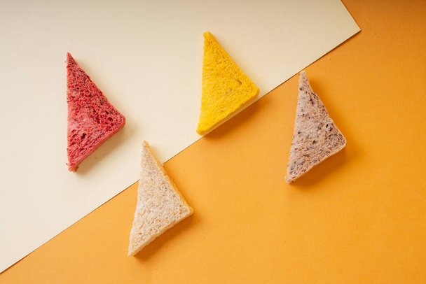 A háromszög házi organikus szeletelt kenyeret készített. Felülnézet. - Fotó, kép
