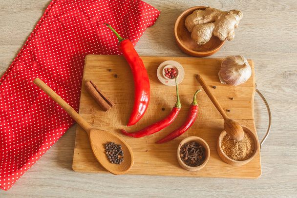 Especias y condimentos en la mesa de la cocina. Ingredientes para salsas picantes, chutney. Puesta plana - Foto, imagen