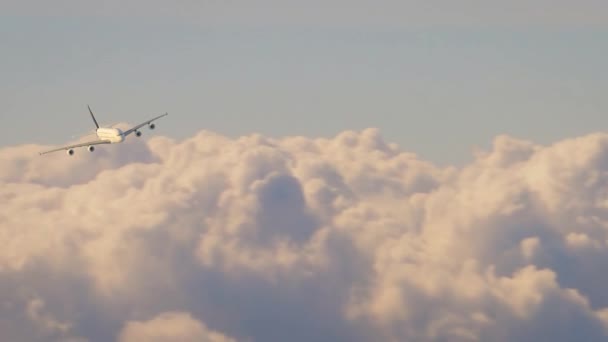 Vista aérea de aviones de pasajeros volando por encima de nubes blancas en la puesta del sol, 3d render
 - Imágenes, Vídeo