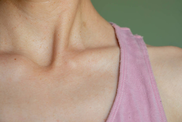 плечевая шея горло тела крупным планом девушка, верхняя часть тела девушки
 - Фото, изображение